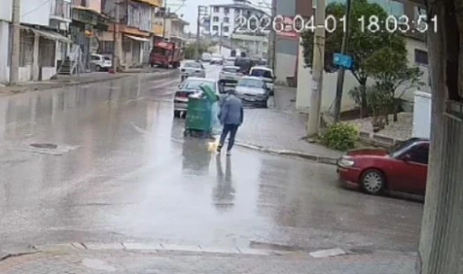 &Ccedil;&ouml;pe atılacak batarya işletmecinin elinde patlayarak alev aldı
