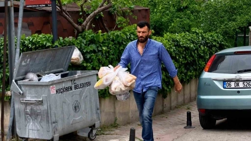 &Ccedil;&ouml;pe atılan tonlarca ekmeği toplayıp hayvanlara ulaştırıyor
