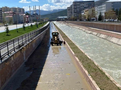 Çöplerle dolu olan yürüyüş yolu sonunda temizleniyor
