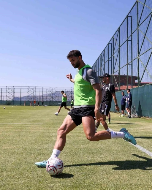 Corendon Alanyaspor yeni sezon hazırlıklarını Burdur&rsquo;da s&uuml;rd&uuml;r&uuml;yor
