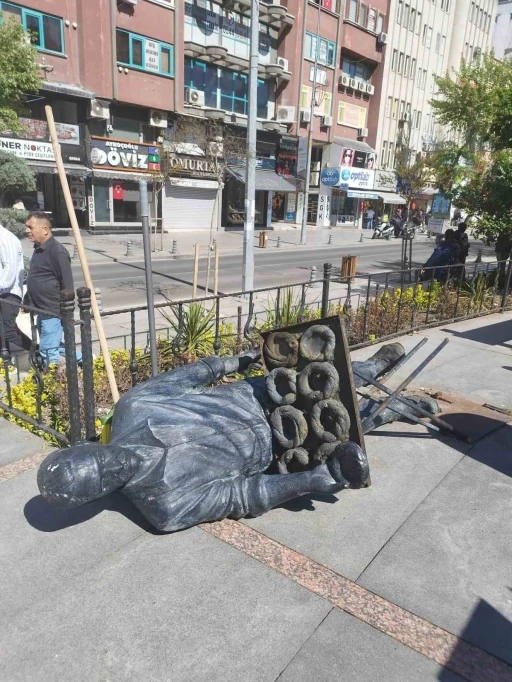 Çorlu Belediyesi tarafından yapılan simitçi heykeli, depreme dayanamayıp yıkıldı
