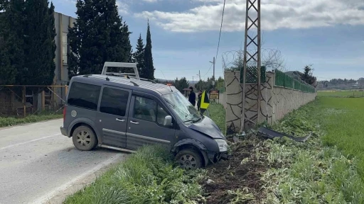 &Ccedil;orlu&rsquo;da aracın elektrik direğine &ccedil;arptığı kaza kamerada
