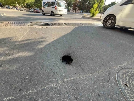 Çorlu’da çukura düşen araç hasar gördü
