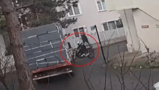 &Ccedil;orlu&rsquo;da kamyonetle motosikletin &ccedil;arpıştığı kaza kamerada
