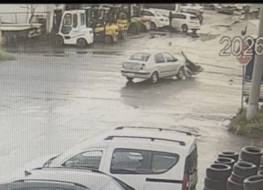 &Ccedil;orlu&rsquo;da otomobille &ccedil;arpışan motosikletli yaralandı: Kaza anı kamerada
