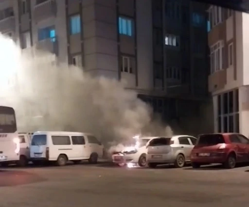 &Ccedil;orlu&rsquo;da park halindeki otomobile alev alev yandı

