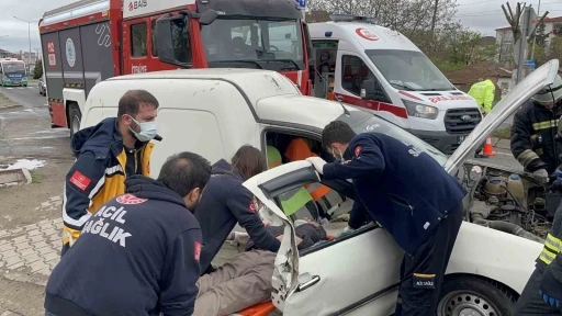 Çorlu’da trafik kazası: Araçta sıkışan yaralıyı itfaiye kurtardı
