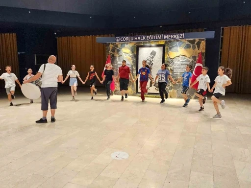 Çorlu Melahat Kozar İlkokulu Halk Oyunları Ekibi bölge şampiyonu
