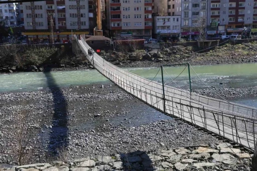 &Ccedil;oruh Nehri &uuml;zerindeki asma k&ouml;pr&uuml;ler tarihe meydan okuyor
