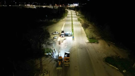 &Ccedil;orum Belediyesi&rsquo;nde gece mesaisi: Gece onarılan yol sabah trafiğe a&ccedil;ıldı
