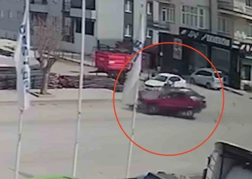 Çorum’da 2 otomobilin çarpıştığı kaza kamerada: 2 yaralı
