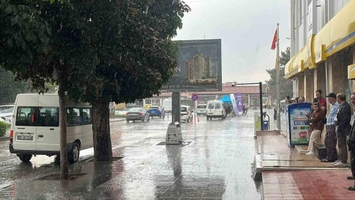 &Ccedil;orum&rsquo;da aniden bastıran sağanak vatandaşlara zor anlar yaşattı
