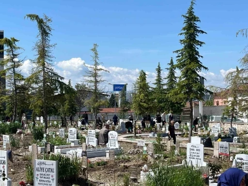 &Ccedil;orum&rsquo;da arefe g&uuml;n&uuml; mezarlıklar ziyaret&ccedil;ilerle doldu
