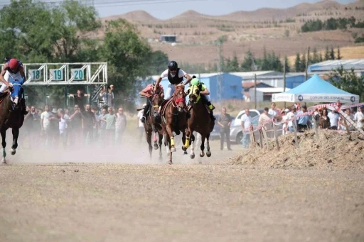 Çorum’da at yarışları nefes kesti

