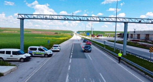 &Ccedil;orum&rsquo;da bayram tatili i&ccedil;in yola &ccedil;ıkan s&uuml;r&uuml;c&uuml;lere leblebi ikramı
