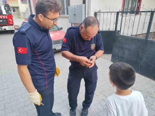 &Ccedil;orum&rsquo;da &ccedil;atı kenarına sıkışan kuşu itfaiye kurtardı
