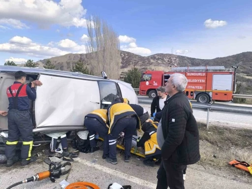 &Ccedil;orum&rsquo;da devrilen otomobildeki 3 kişi yaralandı
