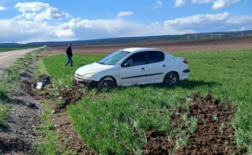 &Ccedil;orum&rsquo;da devrilen otomobilin s&uuml;r&uuml;c&uuml;s&uuml; yaralandı
