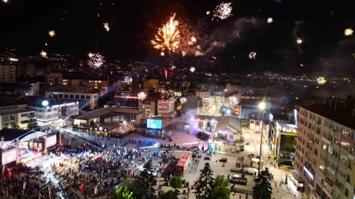 &Ccedil;orum&rsquo;da festival coşkusu havai fişek g&ouml;sterisiyle zirveye &ccedil;ıktı
