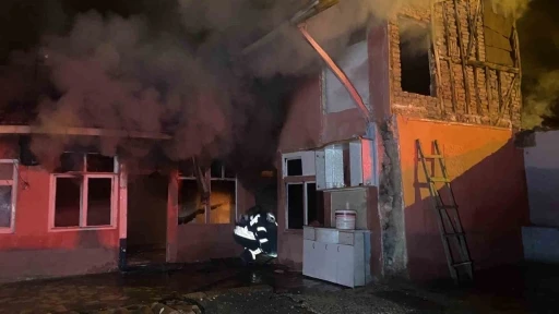 &Ccedil;orum&rsquo;da gecekondu yangını
