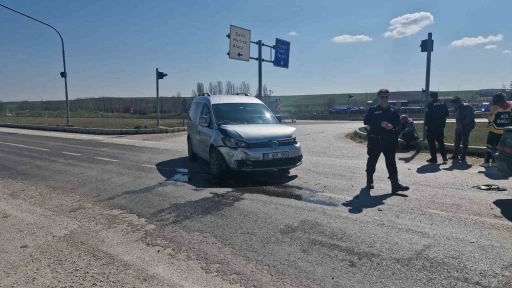 &Ccedil;orum&rsquo;da hafif ticari ara&ccedil; ile otomobil &ccedil;arpıştı: 1 yaralı
