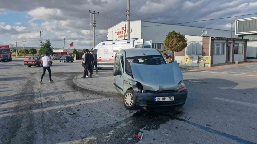 Çorum’da hafif ticari araç ile otomobil çarpıştı: 3 yaralı
