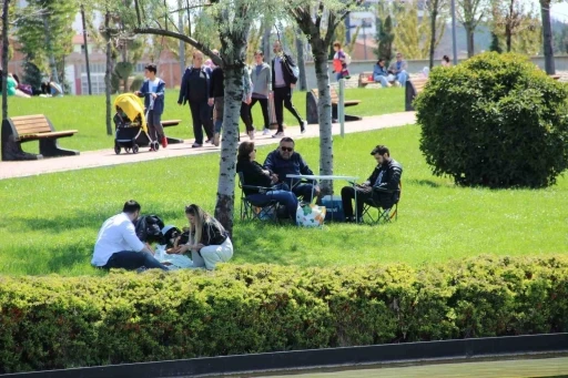 Çorum’da havanın ısınması ile vatandaşlar Millet Bahçesi’ne akın etti
