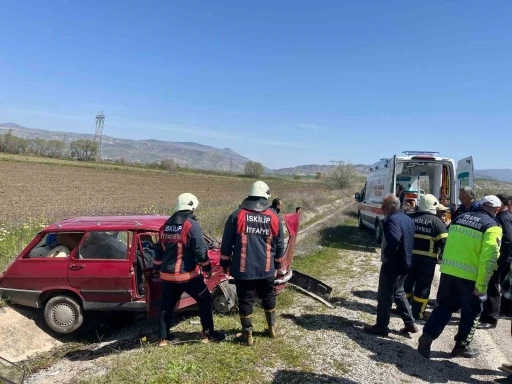 &Ccedil;orum&rsquo;da iki otomobil &ccedil;arpıştı: 3 yaralı
