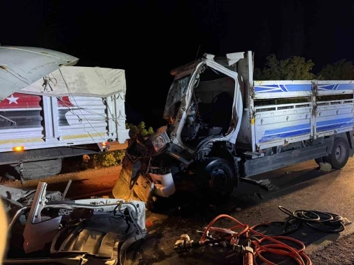 Çorum’da kamyon tıra çarptı: Araçta sıkışan sürücü ağır yaralandı
