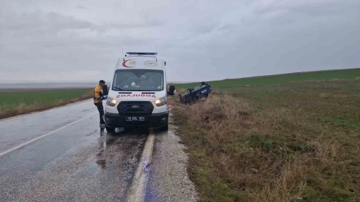 &Ccedil;orum&rsquo;da kayganlaşan yolda otomobil şarampole devrildi: 1 yaralı
