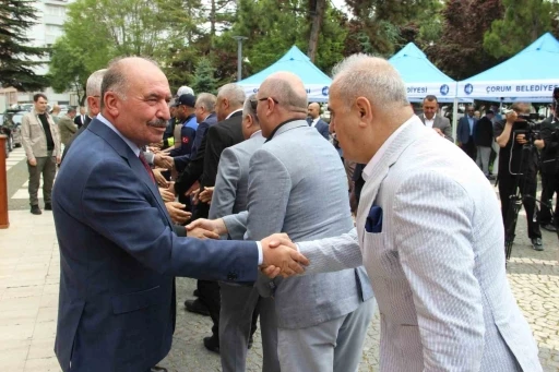 &Ccedil;orum&rsquo;da kent protokol&uuml; ve vatandaşlar bayramlaştı
