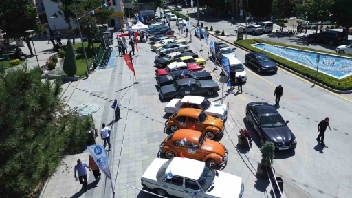 &Ccedil;orum&rsquo;da klasik otomobil r&uuml;zgarı: Vatandaşlar b&uuml;y&uuml;k ilgi g&ouml;sterdi
