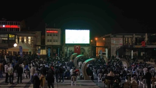 &Ccedil;orum&rsquo;da milli ma&ccedil; coşkusu kent meydanında yaşandı
