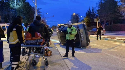 &Ccedil;orum&rsquo;da minib&uuml;sle &ccedil;arpışan cip yan yattı: 1 yaralı
