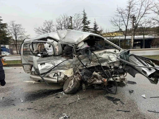 &Ccedil;orum&rsquo;da otob&uuml;s ile minib&uuml;s &ccedil;arpıştı: 1&rsquo;i ağır 2 yaralı
