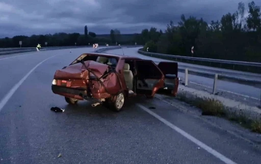 &Ccedil;orum&rsquo;da otomobil bariyerlere &ccedil;arptı: 2 yaralı

