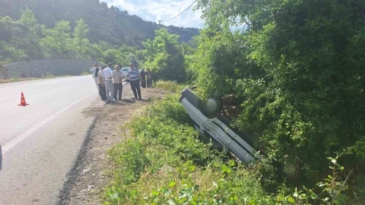 &Ccedil;orum&rsquo;da otomobil şarampolde takla attı: 1 yaralı
