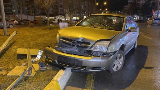 &Ccedil;orum&rsquo;da otomobil sinyalizasyon direğine &ccedil;arptı: 1 yaralı
