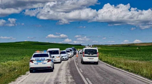 &Ccedil;orum&rsquo;da otomobil takla attı, s&uuml;r&uuml;c&uuml; yara almadan kurtuldu
