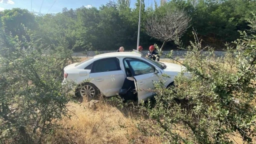 Çorum’da otomobil yol kenarındaki bordür taşlara çarptı: 2 yaralı
