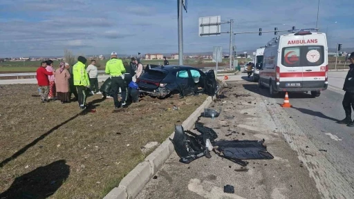 &Ccedil;orum&rsquo;da otomobille hafif ticari ara&ccedil; &ccedil;arpıştı: 1&rsquo;i &ccedil;ocuk 6 yaralı
