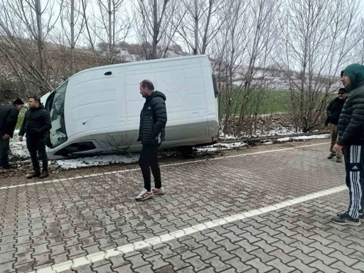 &Ccedil;orum&rsquo;da panelvan ara&ccedil; yan yattı: 1 yaralı
