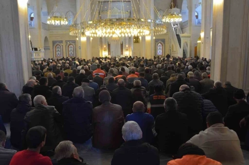 &Ccedil;orum&rsquo;da Ramazan ayının son cuma namazında vatandaşlar camilere akın etti
