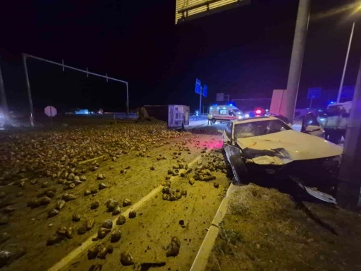 Çorum’da şeker pancarı yüklü tır ile otomobil çarpıştı: 3 yaralı

