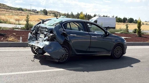 &Ccedil;orum&rsquo;da tır ile &ccedil;arpışan otomobil kullanılmaz hale geldi

