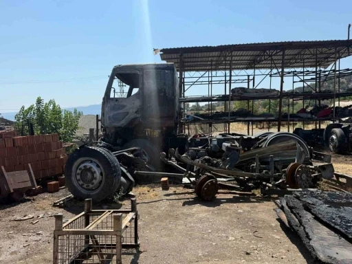 Çorum’da trafo patladı: Oto geri dönüşüm atölyesi ve arı kovanları yandı
