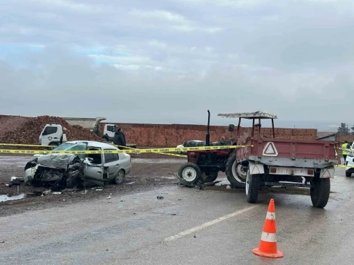 &Ccedil;orum&rsquo;da trakt&ouml;r otomobille &ccedil;arpıştı: 1 &ouml;l&uuml;, 2 yaralı
