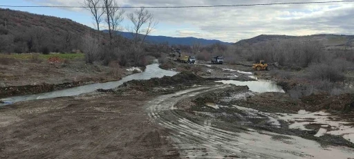 &Ccedil;orum&rsquo;da ulaşıma kapanan yolda ulaşım ge&ccedil;ici k&ouml;pr&uuml;den sağlanacak
