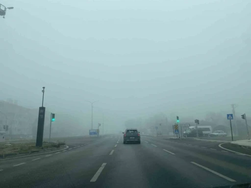Çorum’da yoğun sis ulaşımı olumsuz etkiledi: Görüş mesafesi 30 metreye kadar düştü
