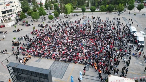 &Ccedil;orum&rsquo;da y&uuml;zlerce vatandaş A Milli Futbol Takımı&rsquo;nı birlikte destekledi
